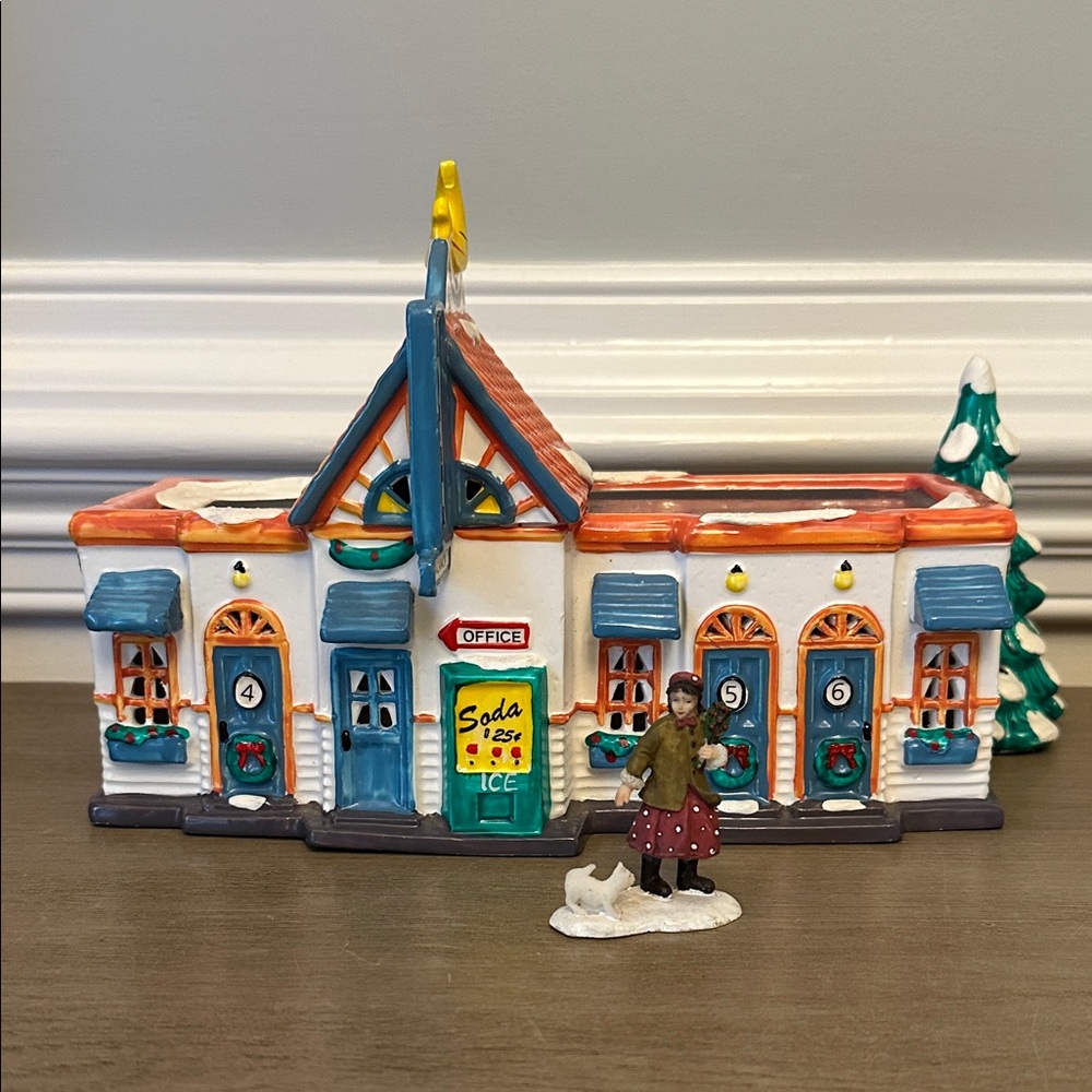 Department 56 "The Honeymoon Motel "